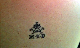 Brodera eller tatuera ditt monogram