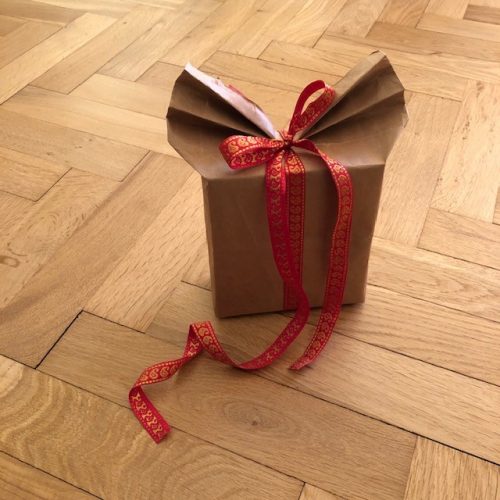 Paket islaget i brunt papper med rött band